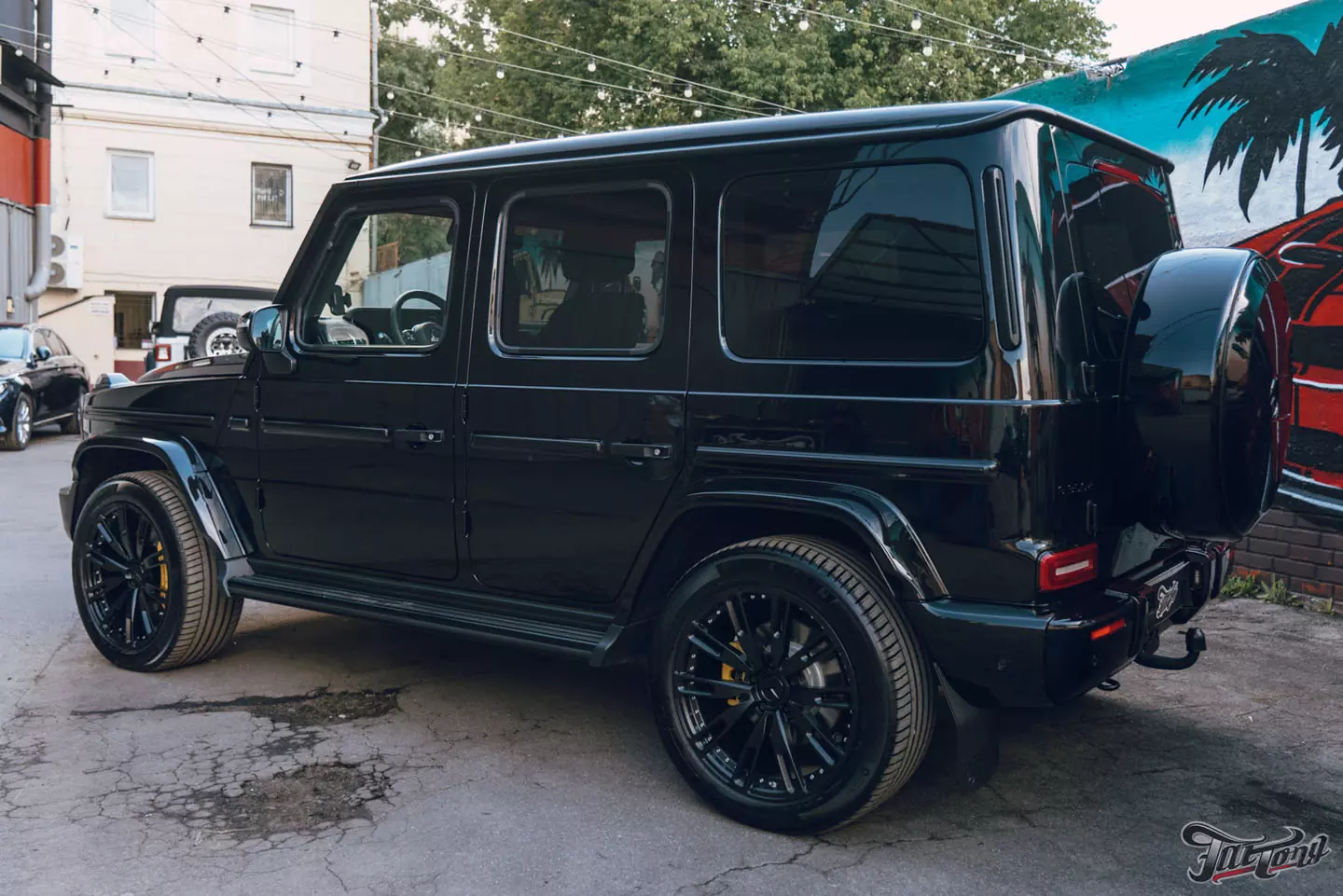 Побортная стереосистема с двумя усилителями на Mercedes G-class. Карбон в салоне. Полировка и керамика кузова, оклейка лобового стекла